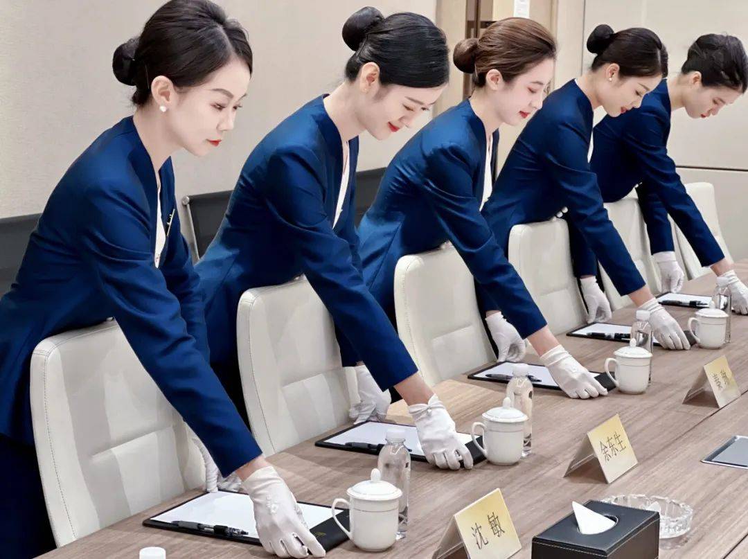 引入三軍儀仗隊(duì)禮儀標(biāo)準(zhǔn)，越秀服務(wù)打造臻越體系形象名片